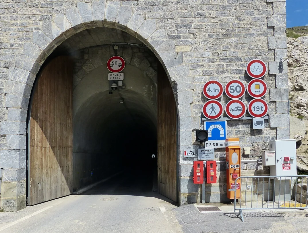 Photo d'un tunnel représentant I-VOIR