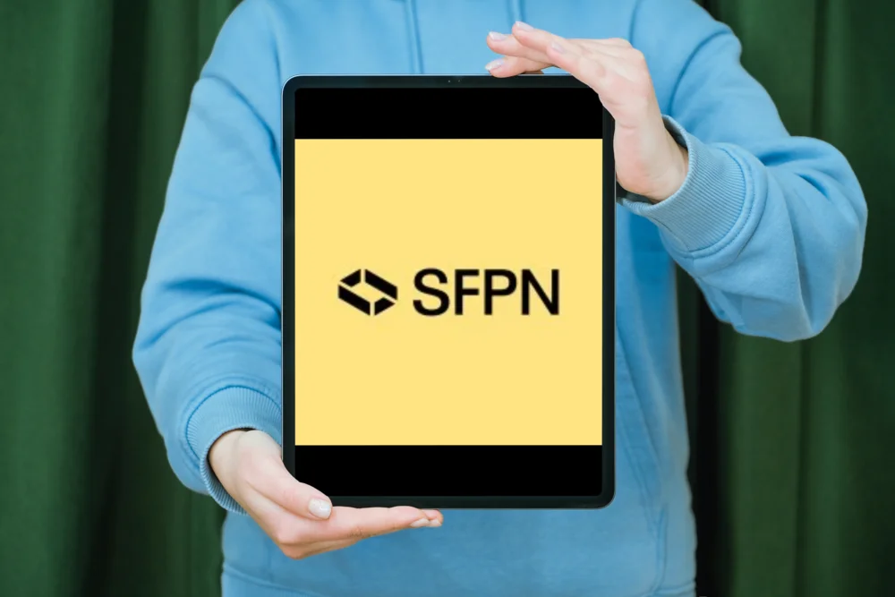 Une tablette avec SFPN écrit dessus